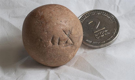 E:\翻译工作\神学文章翻译_Peter\translation 文件图片\201\2-shekel-stone-with-coin.jpg